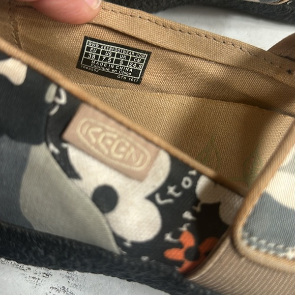 - Keen MaryJane grey & orange Daisy floral slip on shoes w/velcro closure … - Picture 5 of 6